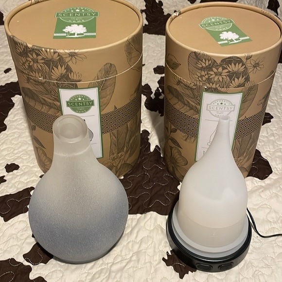 SCENTSY- teardrop pedestal and instill. Brand new /never been used. - Picture 2 of 3